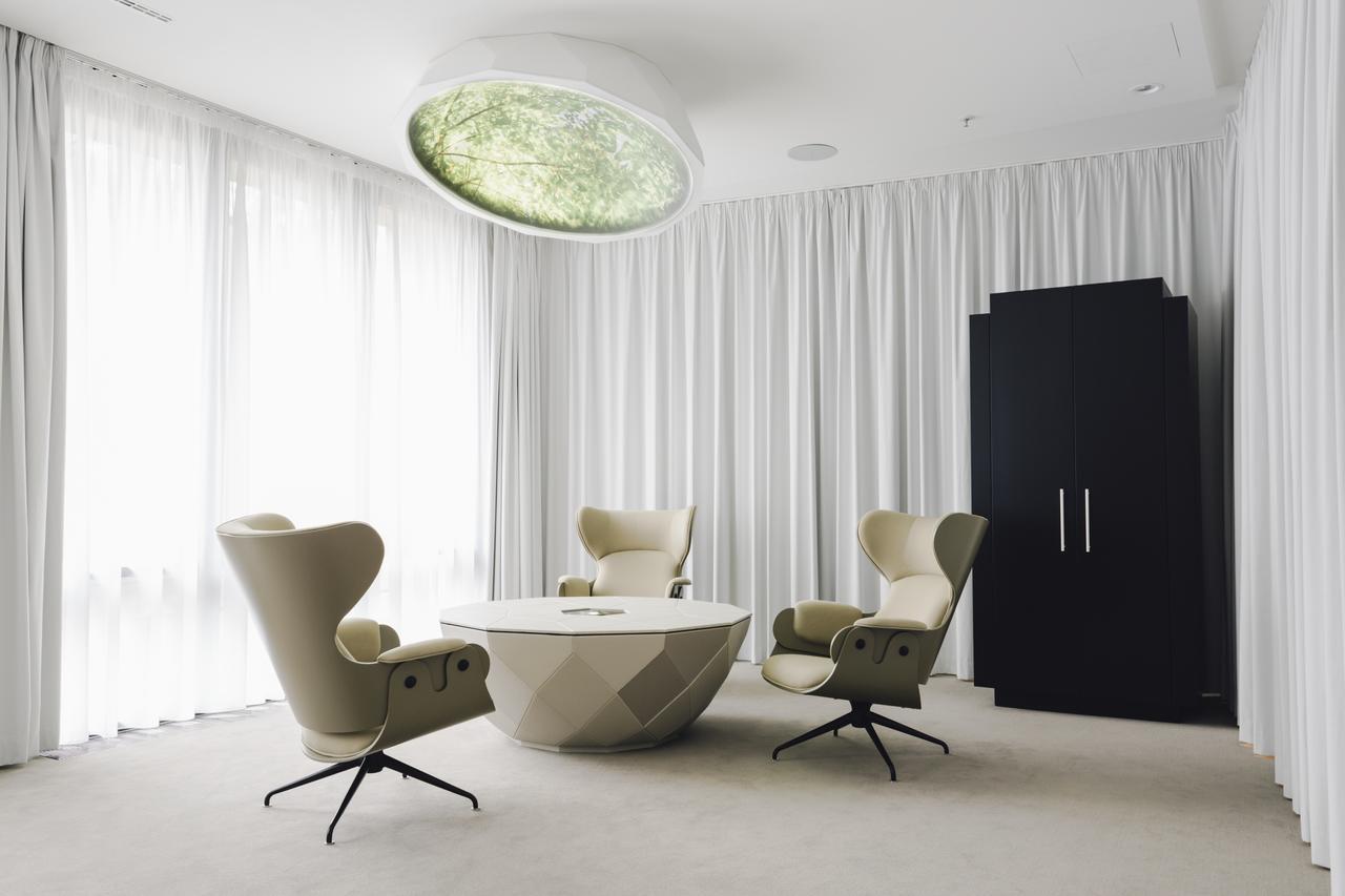 Hotel Pullman Berlin Schweizerhof Esterno foto The interior of the office