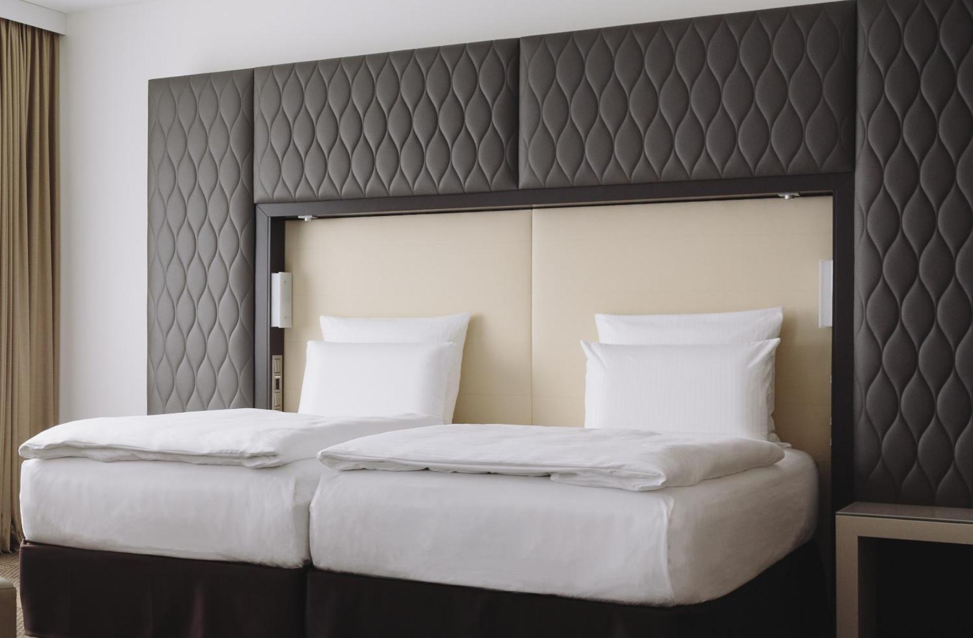 Hotel Pullman Berlin Schweizerhof Camera foto A bed with a boxspring