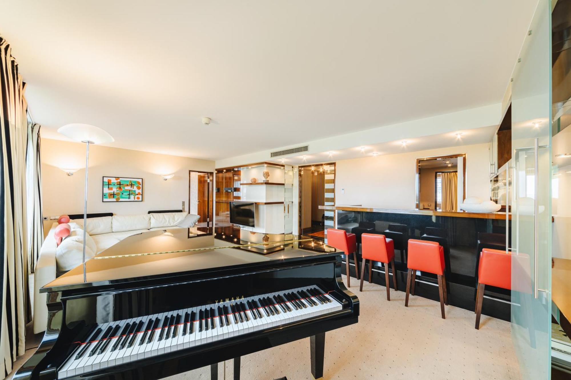 Hotel Pullman Berlin Schweizerhof Esterno foto The piano room