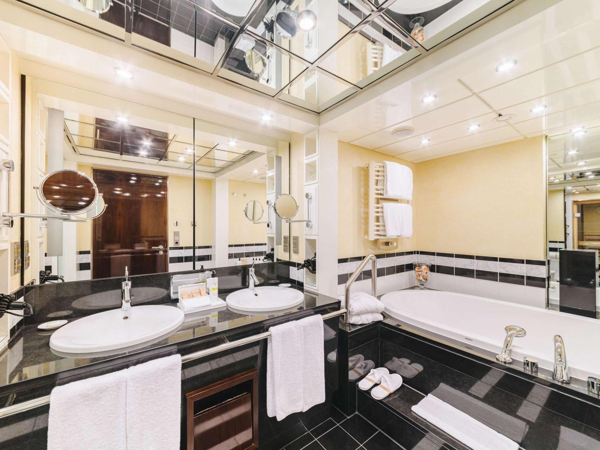 Hotel Pullman Berlin Schweizerhof Esterno foto Bathroom