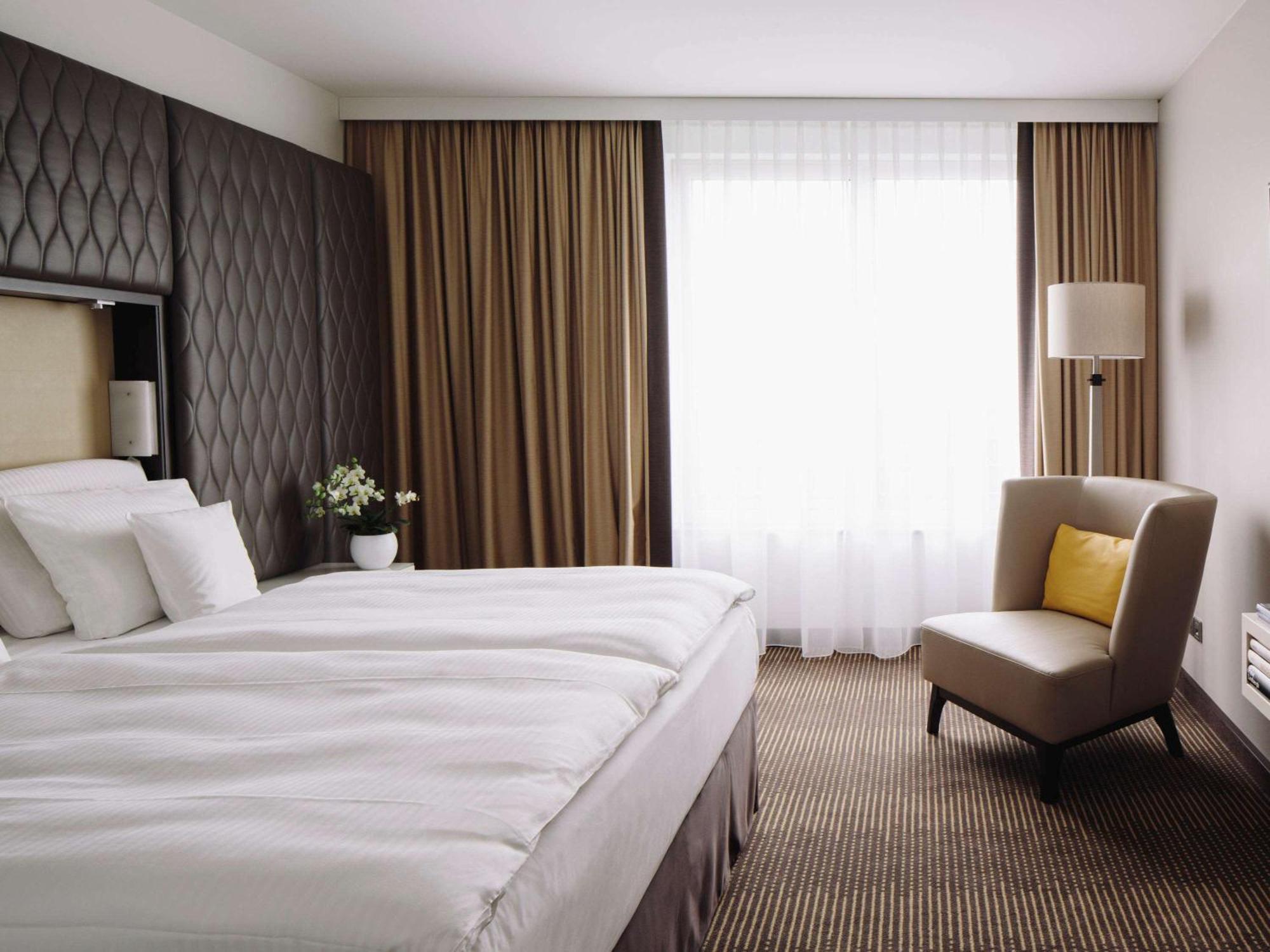 Hotel Pullman Berlin Schweizerhof Esterno foto A room at the Hotel de France