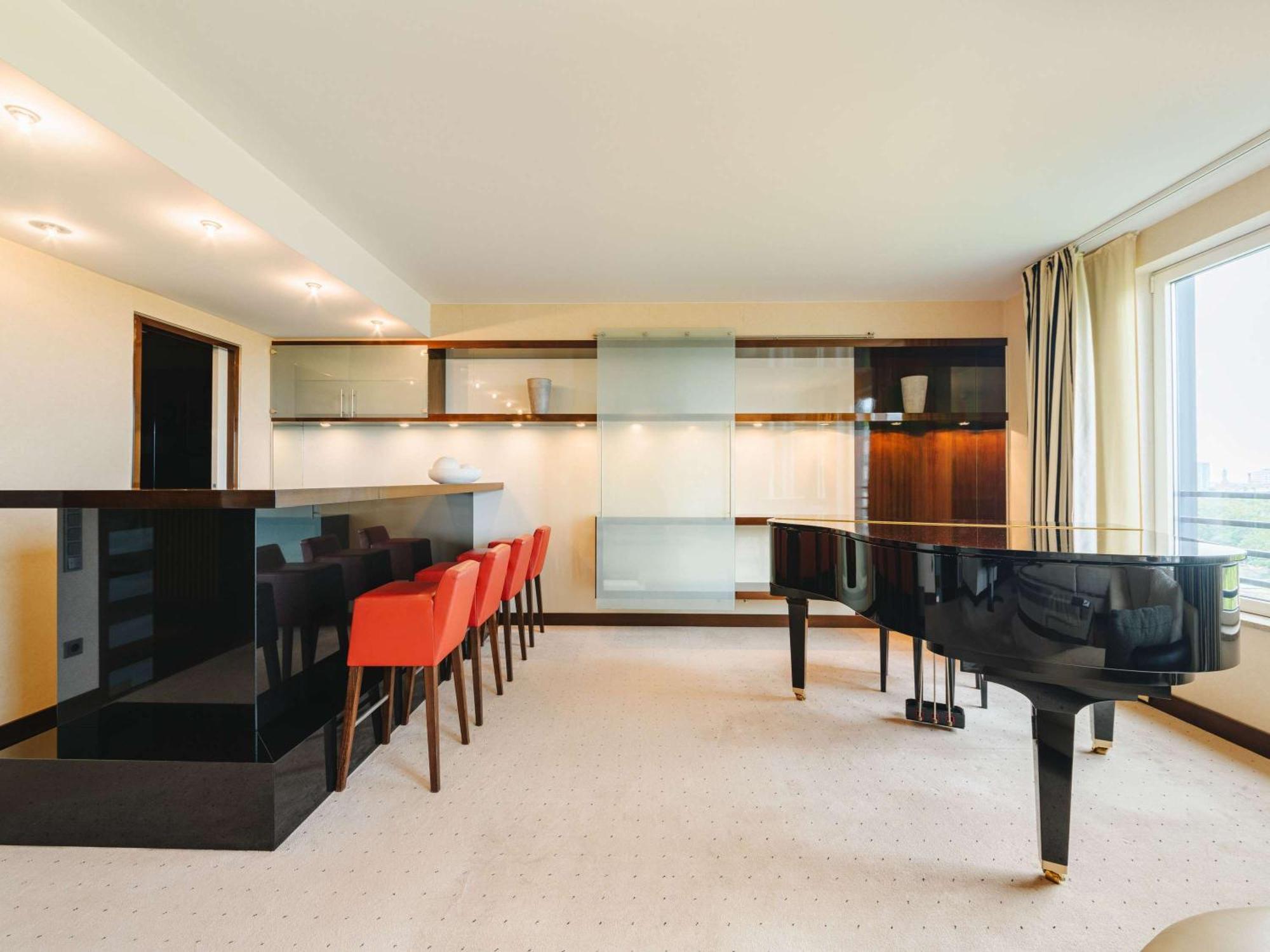 Hotel Pullman Berlin Schweizerhof Esterno foto The piano room