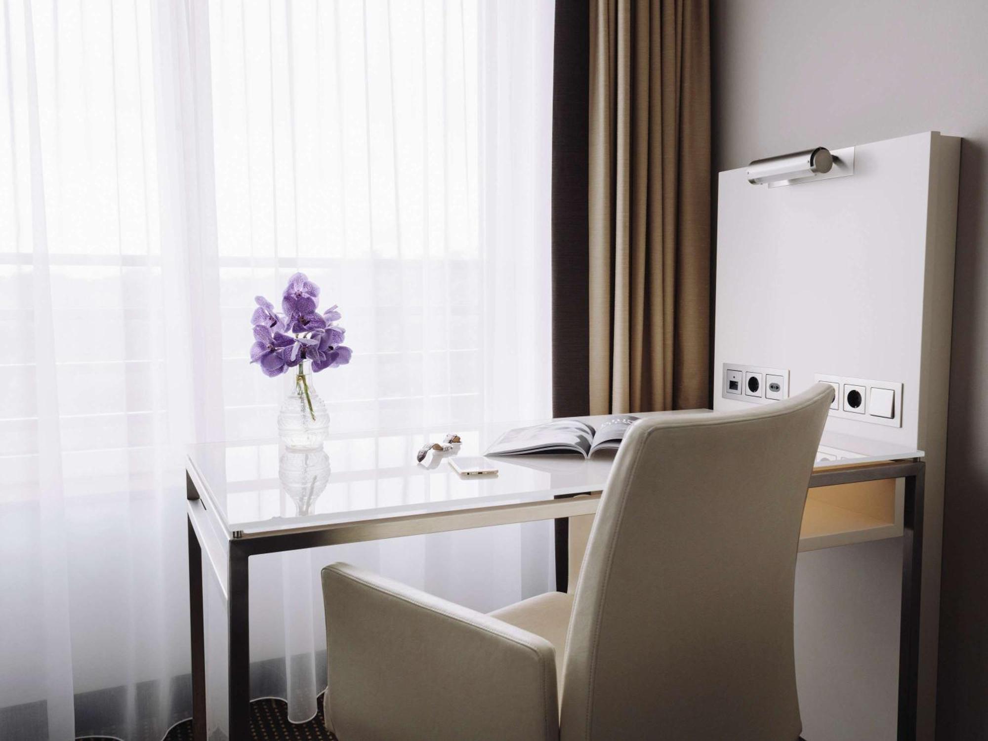 Hotel Pullman Berlin Schweizerhof Esterno foto A typical work space