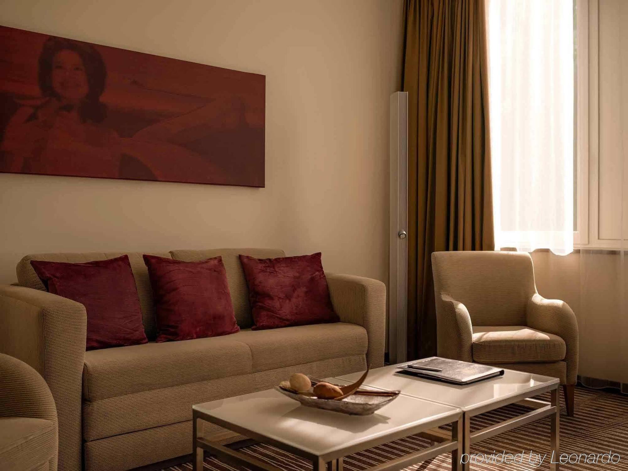Hotel Pullman Berlin Schweizerhof Esterno foto A living room