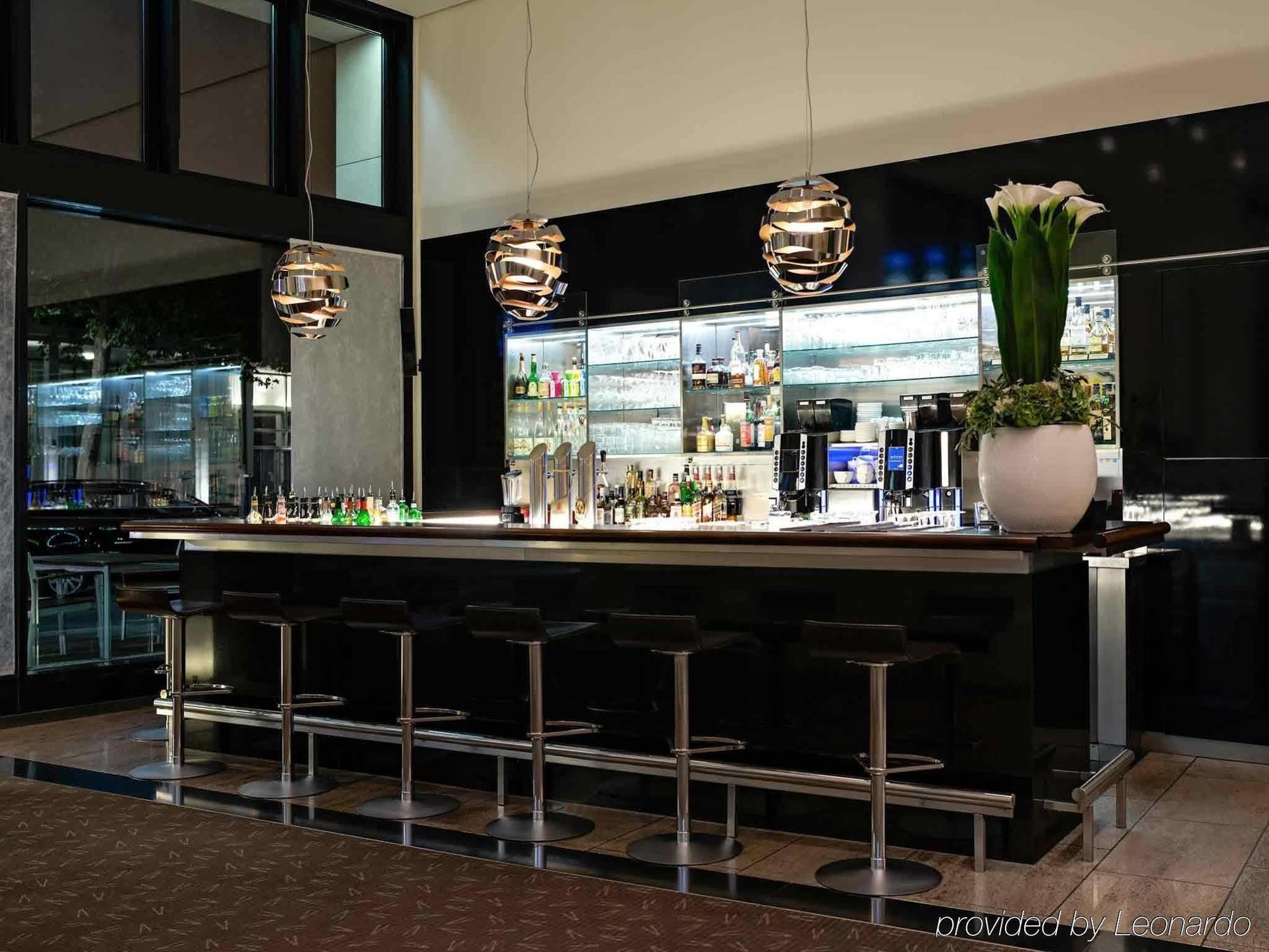 Hotel Pullman Berlin Schweizerhof Esterno foto The bar at the restaurant
