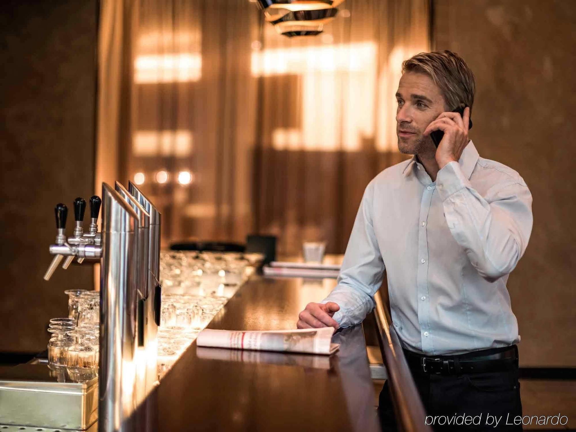 Hotel Pullman Berlin Schweizerhof Esterno foto A bartender at work