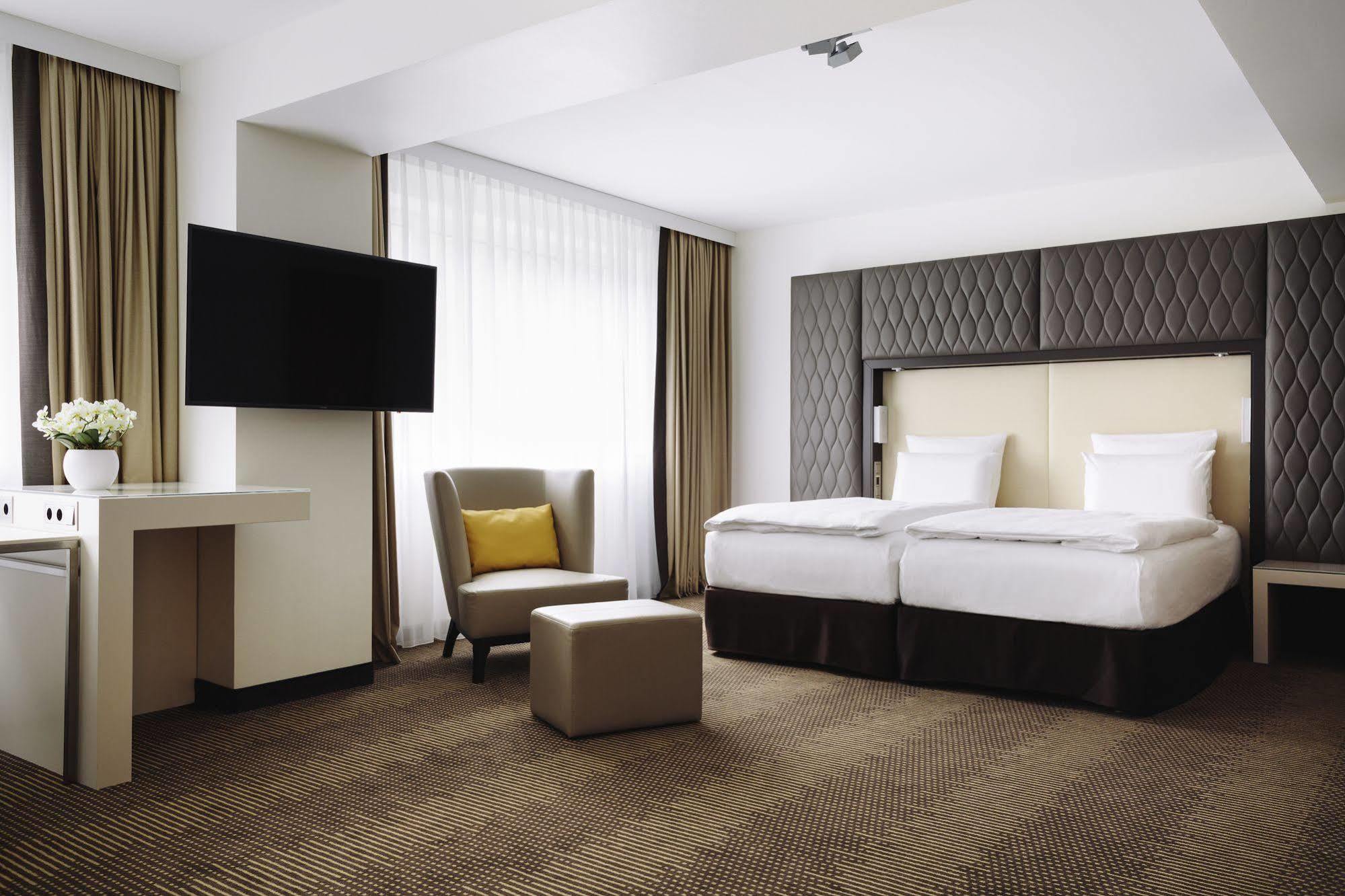 Hotel Pullman Berlin Schweizerhof Esterno foto A room at the hotel